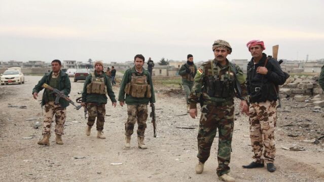 Miembros de las fuerzas kuras de seguridad patrullan cerca del monte Sinyar.