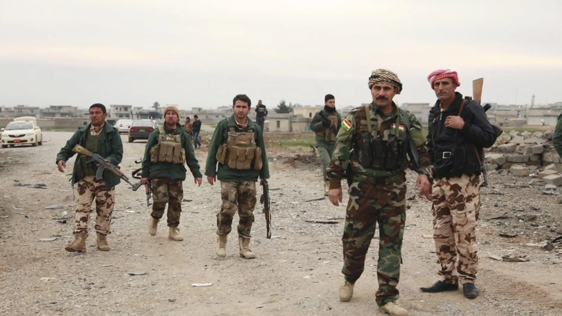 Miembros de las fuerzas kuras de seguridad patrullan cerca del monte Sinyar.