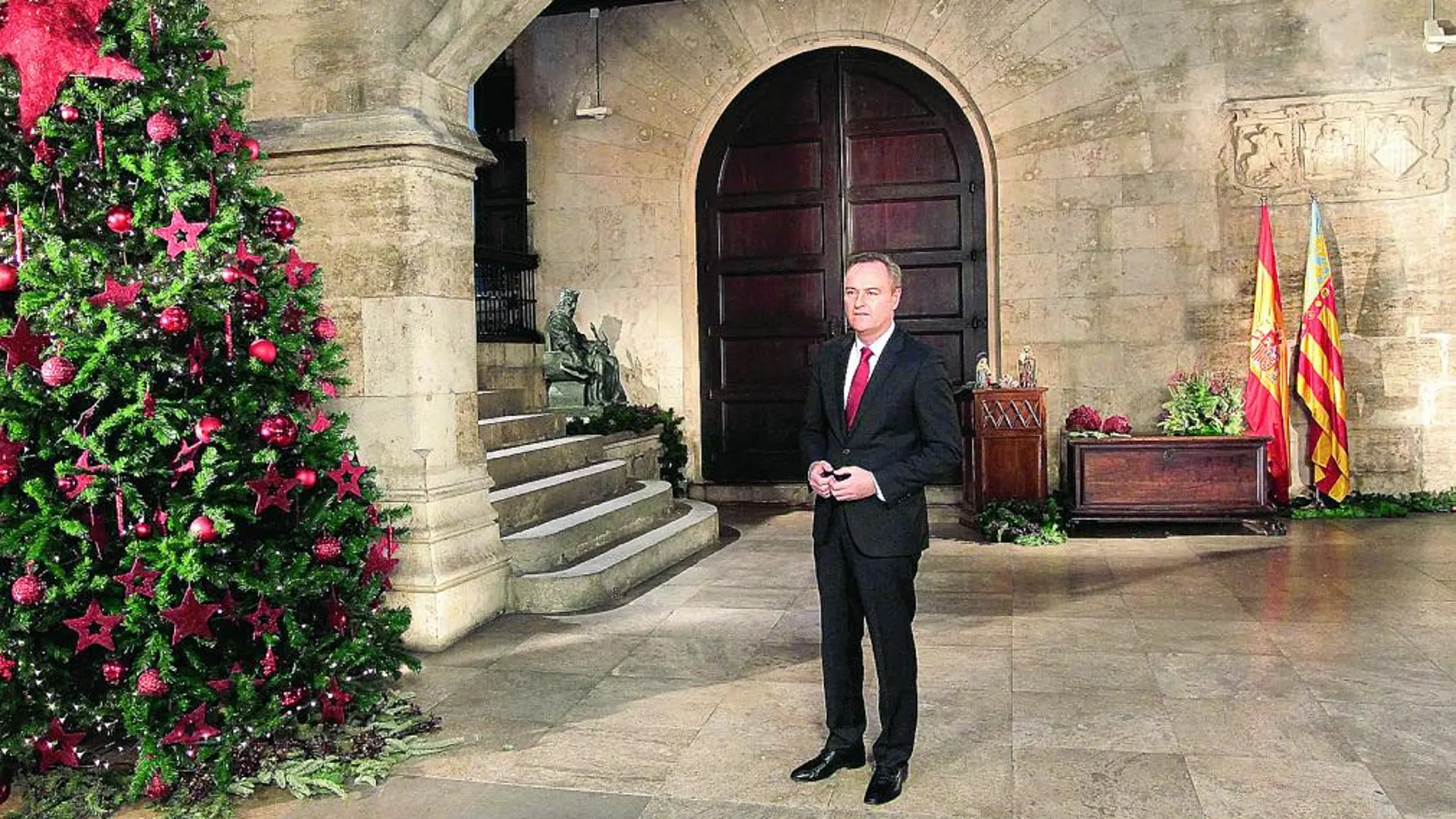El presidente Fabra grabó el discurso de Año Nuevo en el patio gótico del Palau de la Generalitat, junto al árbol y ante un belén sin buey ni mula
