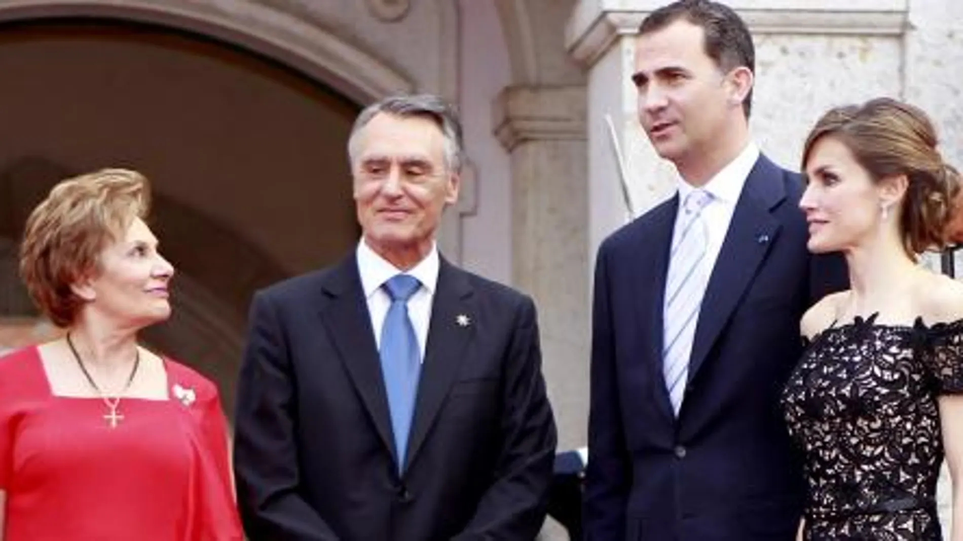 El presidente de Portugal, Aníbal Cavaco Silva (2i), y su esposa, junto a los entonces Príncipes de Asturias, en un viaje oficial a Portugal en 2012.