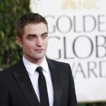 El actor Robert Pattinson llega a la gala de los Globos de Oro