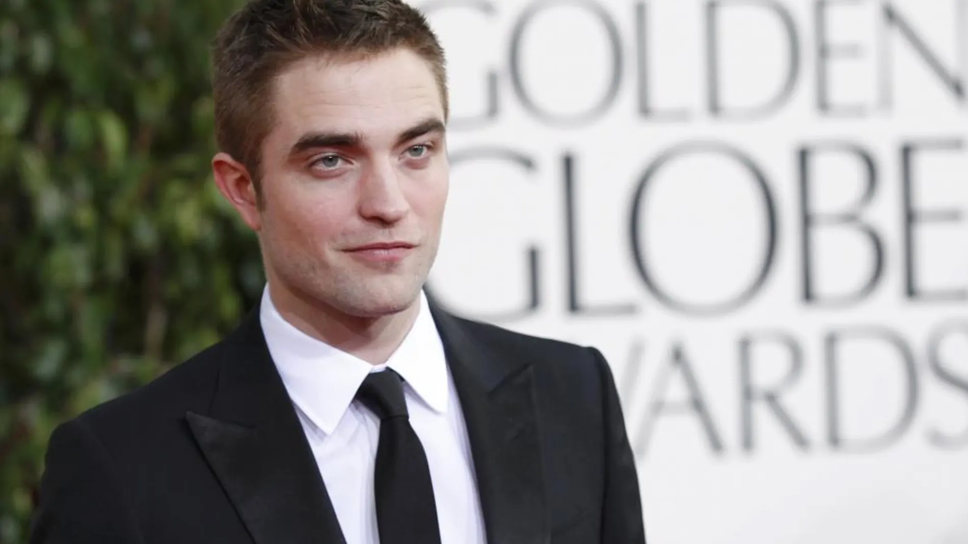 El actor Robert Pattinson llega a la gala de los Globos de Oro
