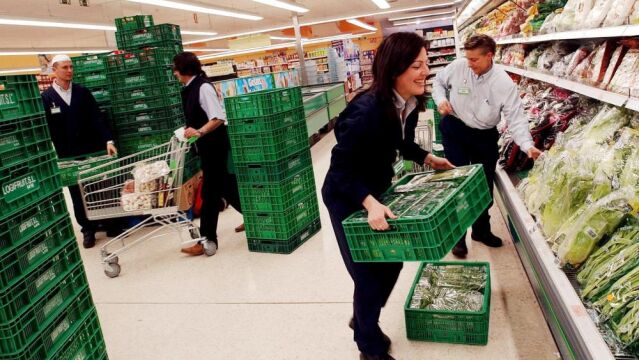 Varios trabajadores de Mercadona reponen verdura en uno de los supermercados que la cadena tiene en el centro de Valencia