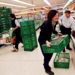 Varios trabajadores de Mercadona reponen verdura en uno de los supermercados que la cadena tiene en el centro de Valencia