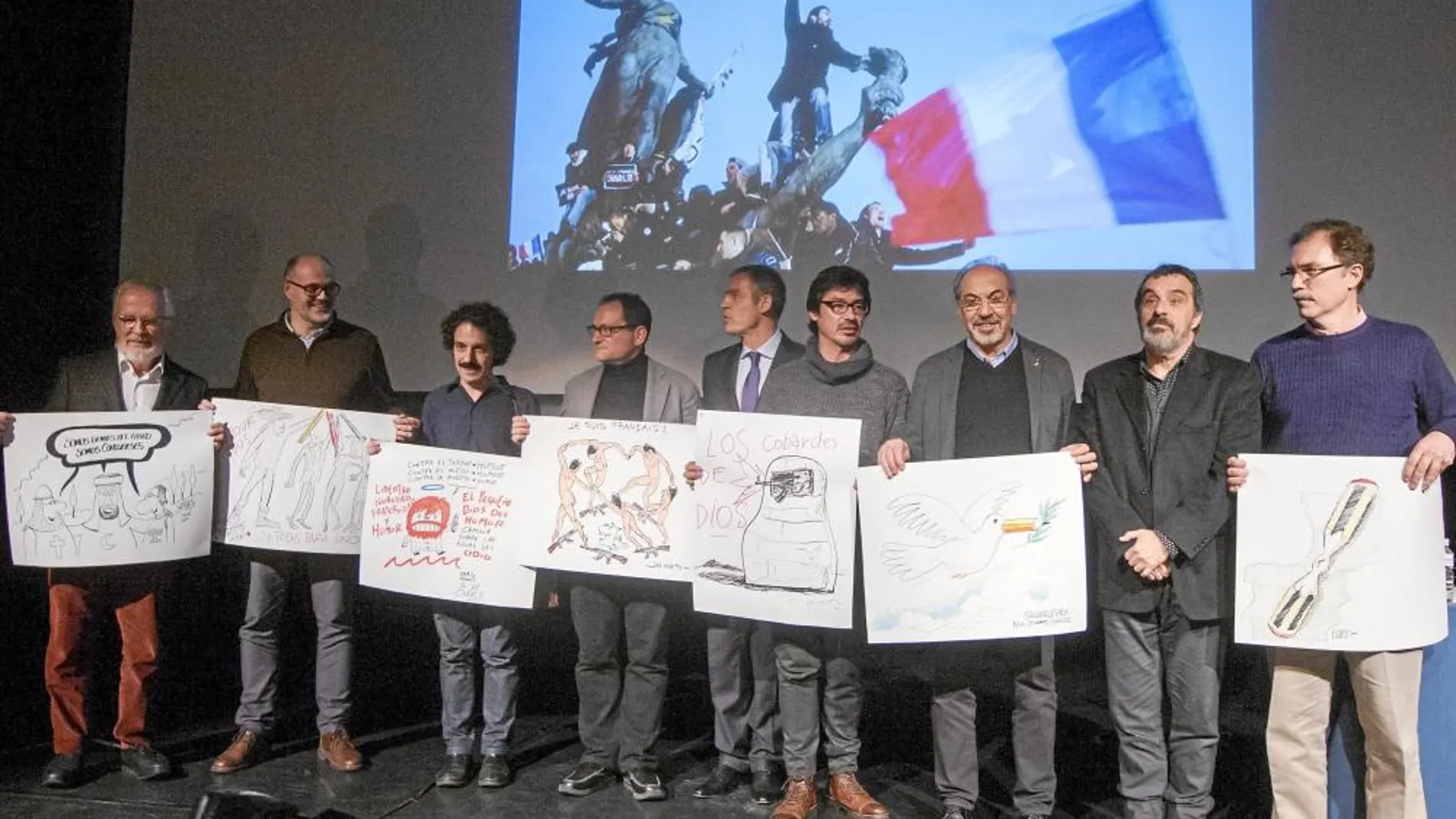 El embajador de Francia en España, Jérôme Bonnafont, junto a los humoristas gráficos españoles en el homenaje en la embajada de Francia en Madrid