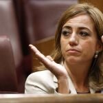 Carme Chacón aplaude durante una sesión de control al Gobierno