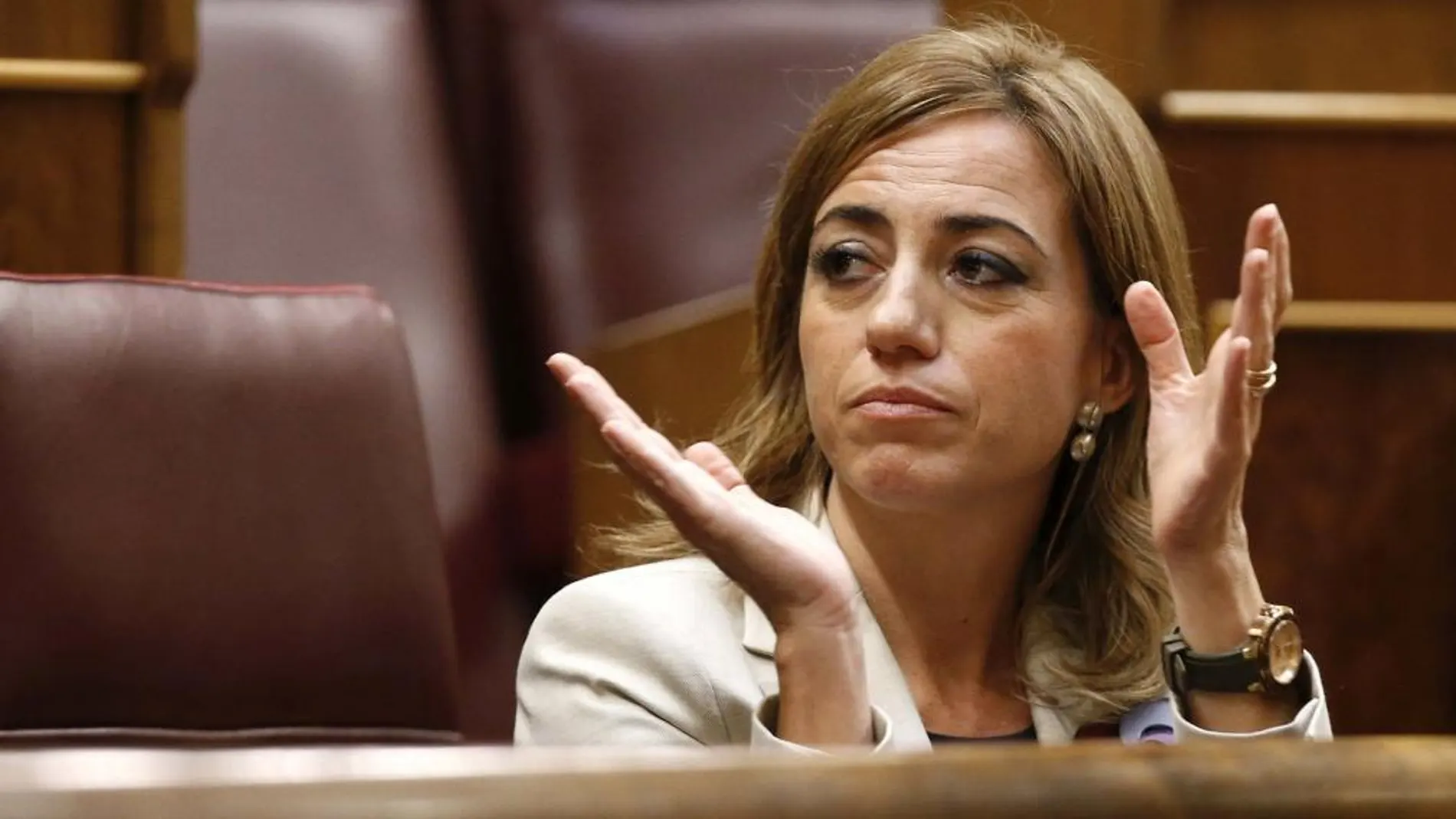 Carme Chacón aplaude durante una sesión de control al Gobierno
