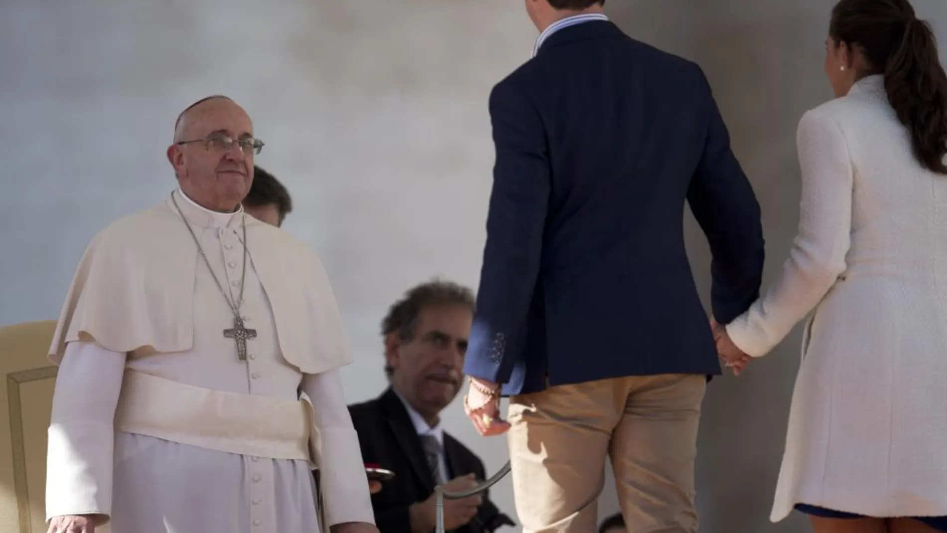 Francisco, ayer, en la plaza de San Pedro, bajo la atenta mirada de miles de novios