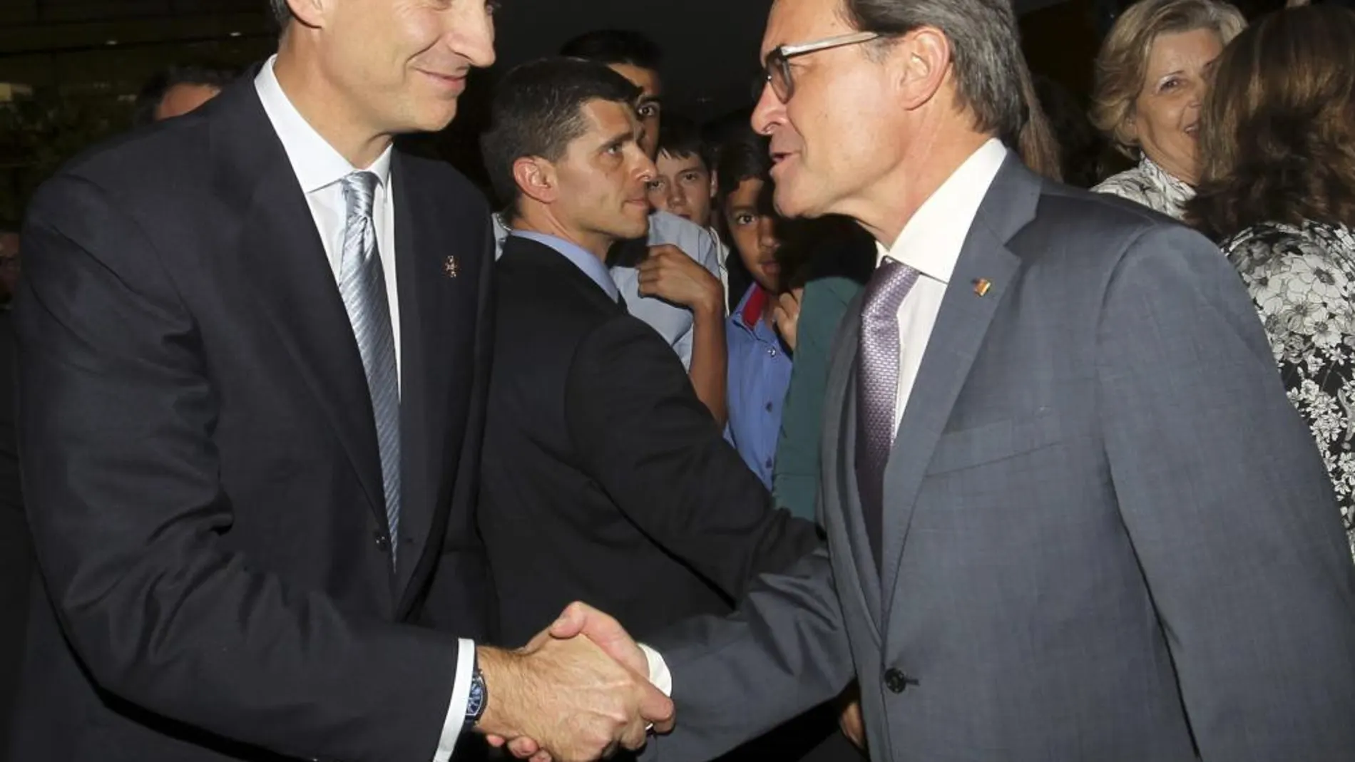 El rey Felipe VI saluda al presidente de la Generalitat de Catalunya, Artur Mas.
