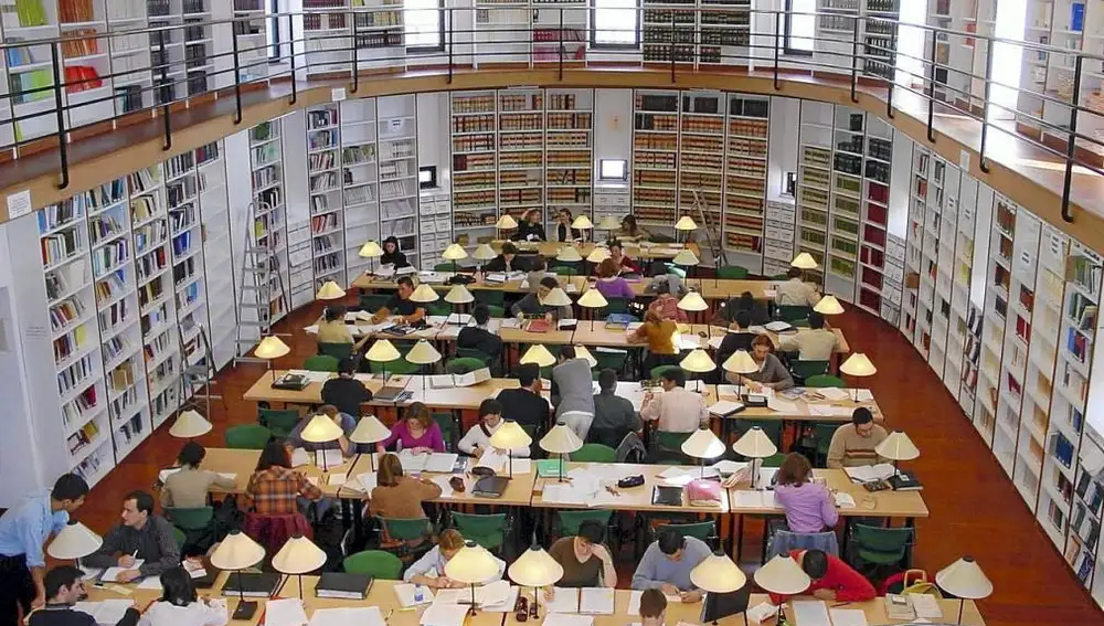 Imagen de jóvenes universitarios estudiando en una biblioteca