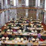 Imagen de jóvenes universitarios estudiando en una biblioteca
