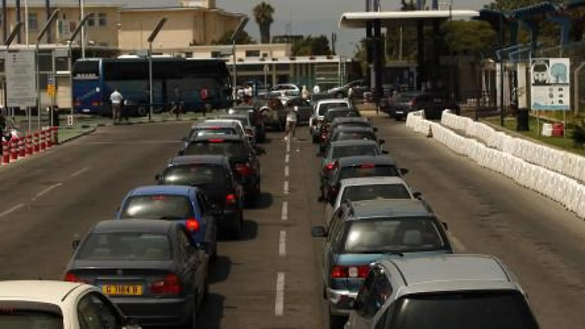 Una cola de vehículos espera para cruzar el paso fronterizo de Gibraltar