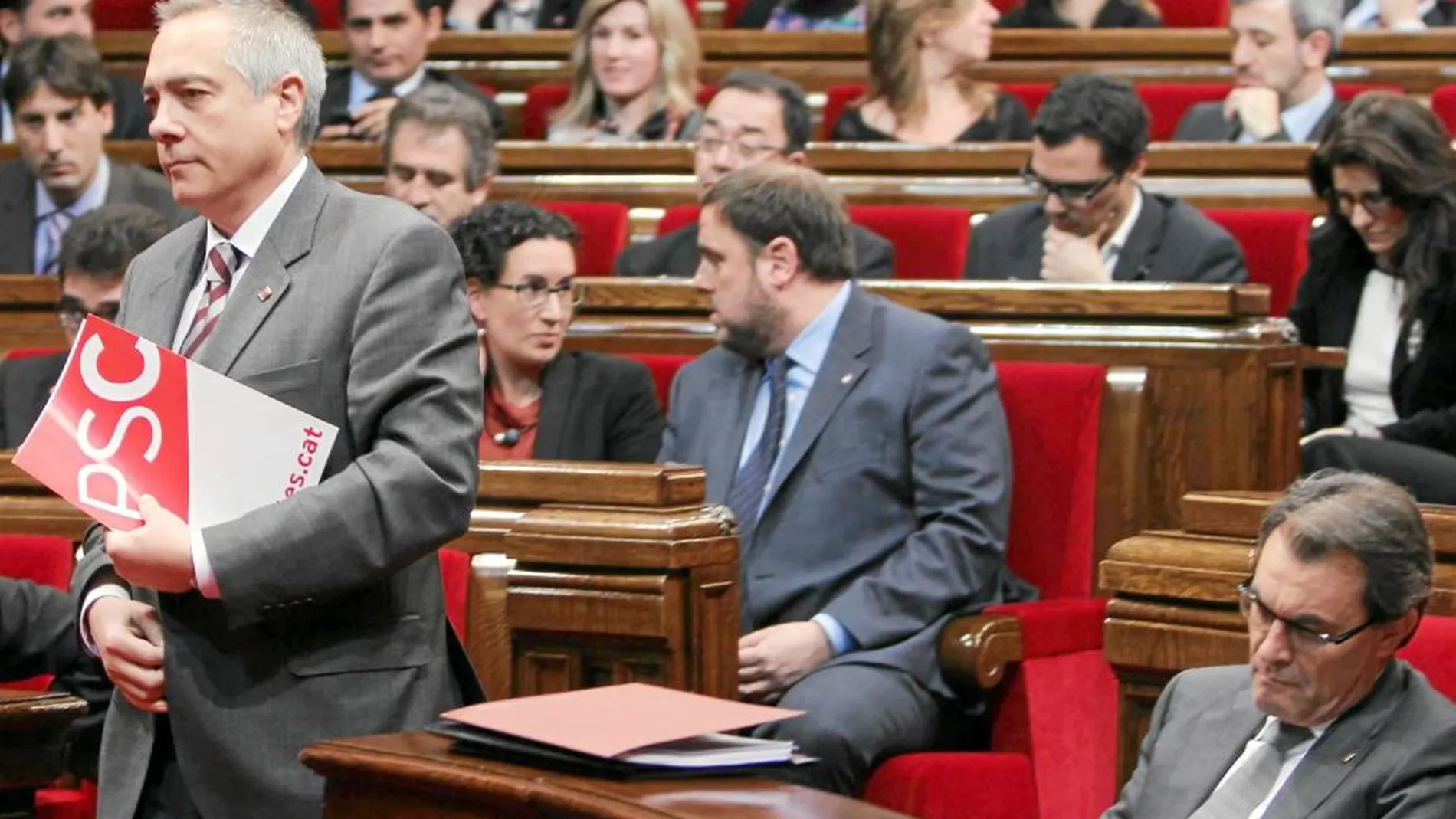 En la imagen, Pere Navarro la pasada semana en el pleno de investidura pasa por delante de Junqueras y Mas