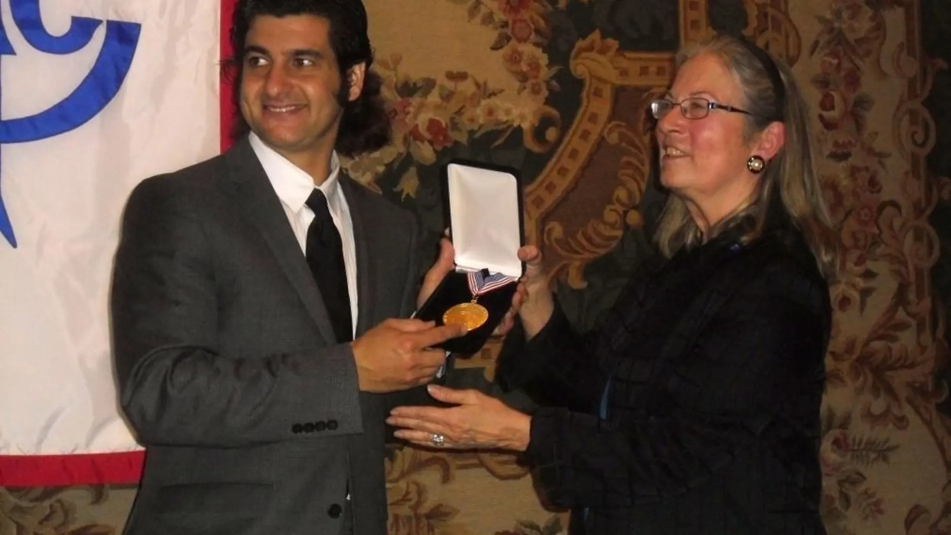 El diestro recibe la medalla de manos de Lore Monnig