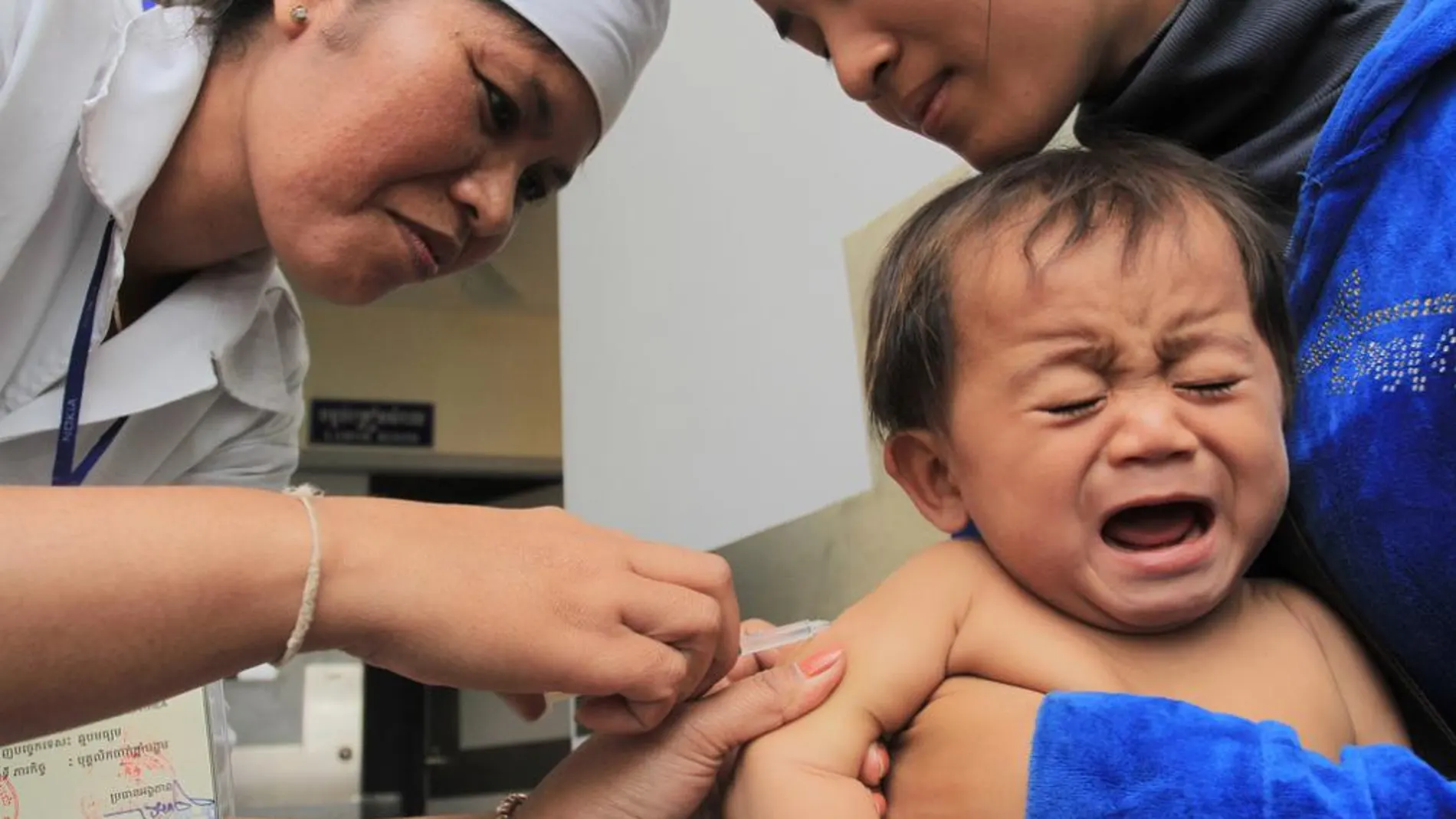 Un niño llora al recibir una vacuna en Mongolia