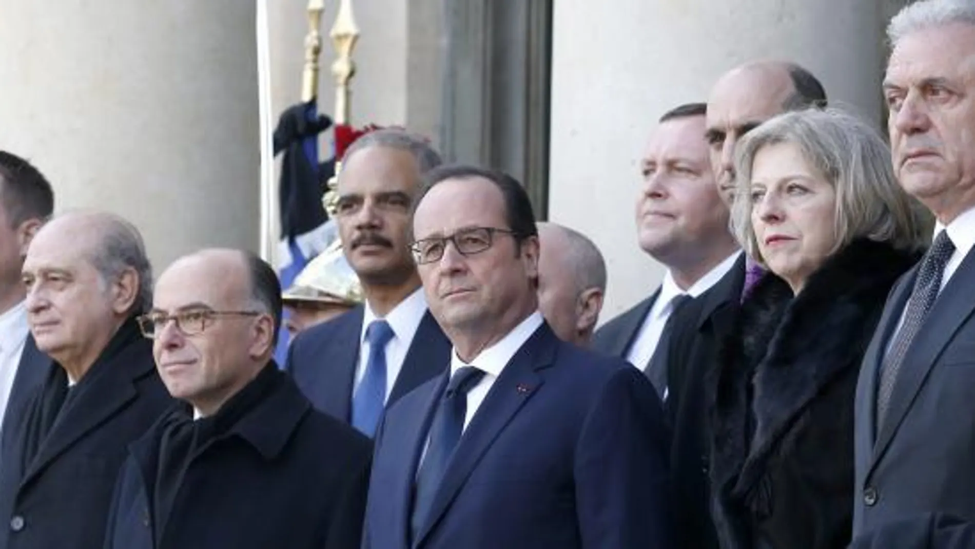 El presidente Francois Hollande, recibe a los participantes en la cumbre