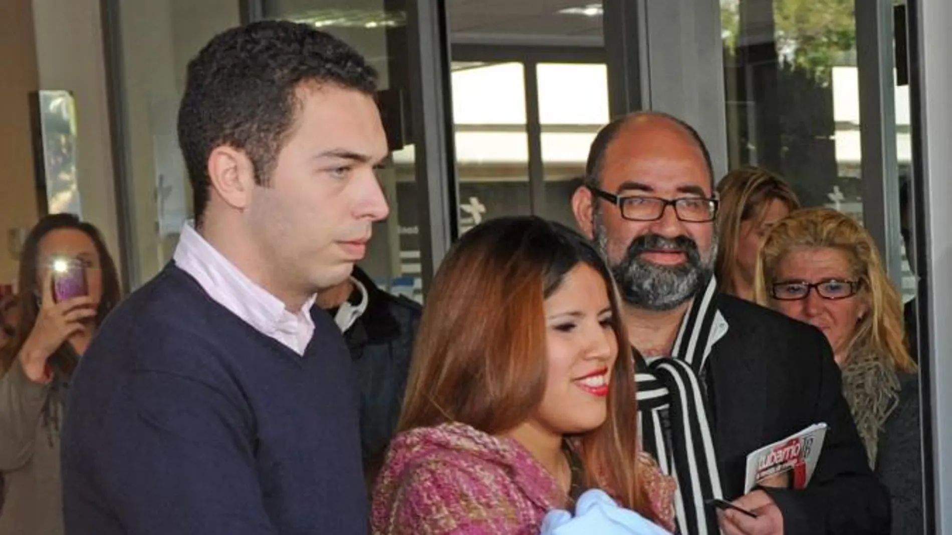 Chabelita y Alberto Isla en el momento en que abandonaban la clínica con Alberto Jr. en brazos.