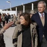 La vicepresidenta del Gobierno, Soraya Sáenz de Santamaría, acompañada por el ministro de Defensa, Pedro Morenés,d., atiende las explicaciones de un mando de la Base de Herat.
