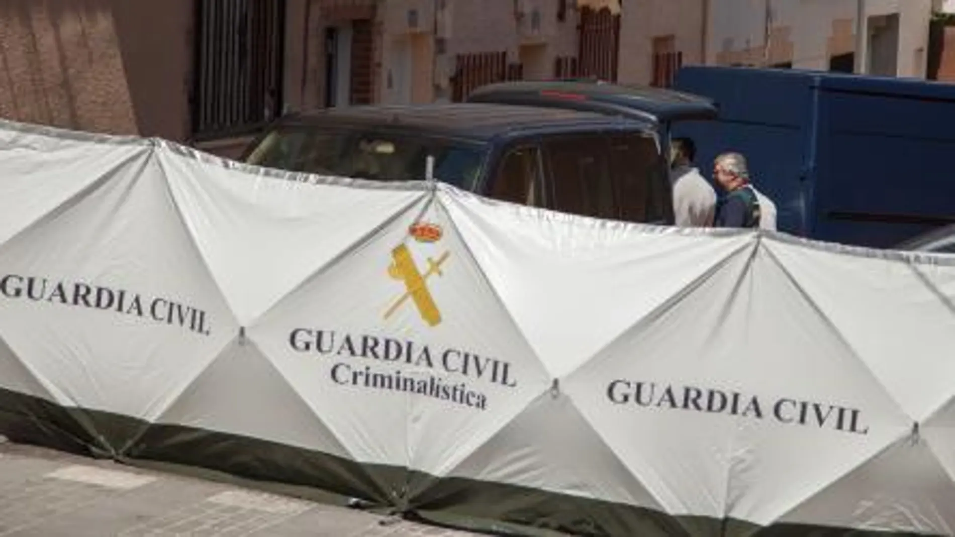 La Guardia Civil acota el entorno de la casa en que se ha producido el suceso.