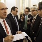 El portavoz de CiU, Josep Antoni Duran Lleida conversa con el portavoz adjunto, Pere Macías
