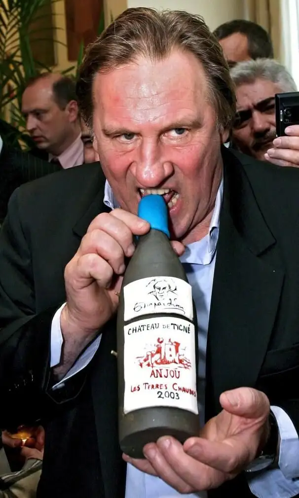 Imagen de archivo distribuida que muestra al actor francés Gerard Depardieu durante la ceremonia de apertura de una bodega en Moscú, Rusia,en 2007.