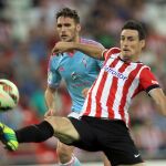 Aduriz trata de llegar al balón ante el defensa del Celta de Vigo Sergi Gómez.