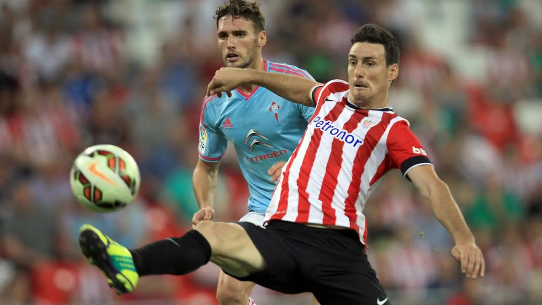 Aduriz trata de llegar al balón ante el defensa del Celta de Vigo Sergi Gómez.