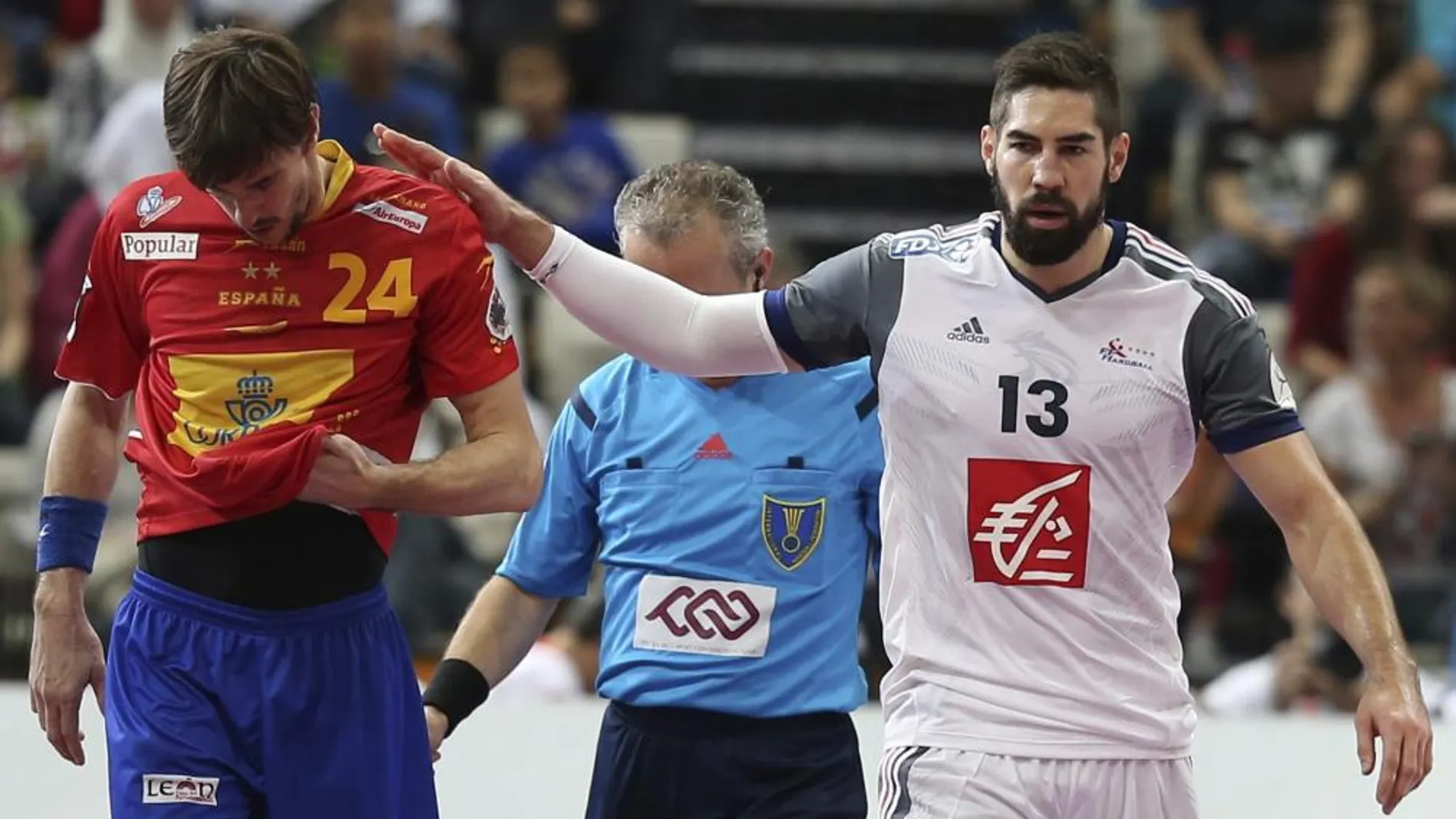 El jugador de la selección francesa de balonmano Nikola Karabatic saluda al español Viran Morros de Argila