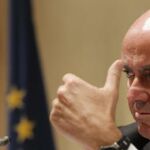 Luis de Guindos, durante su intervención hoy en un desayuno informativo organizado por la Asociación de Periodistas de Información Económica (Apie).