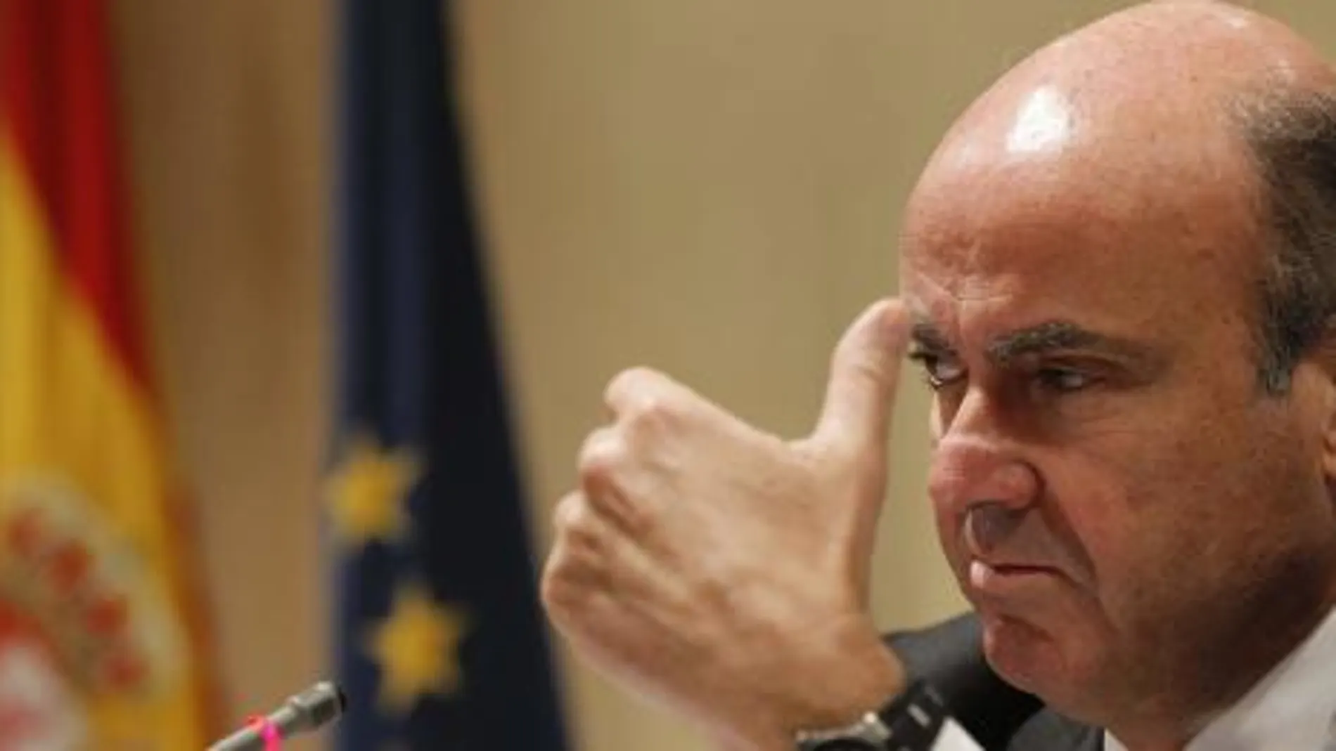 Luis de Guindos, durante su intervención hoy en un desayuno informativo organizado por la Asociación de Periodistas de Información Económica (Apie).
