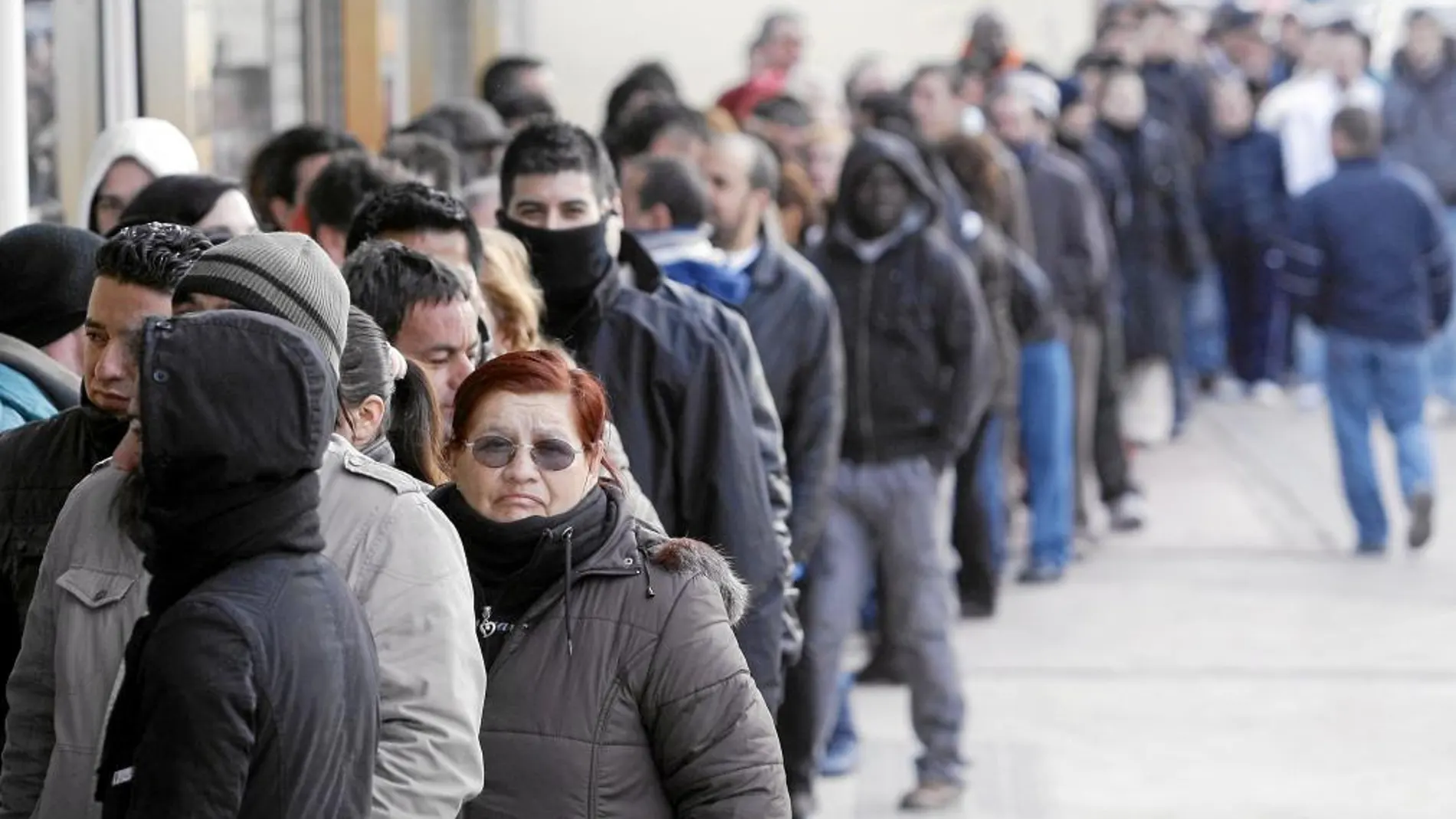 Imagen de archivo de decenas de personas esperando a ser atendidas por el Servicio Andaluz de Empleo