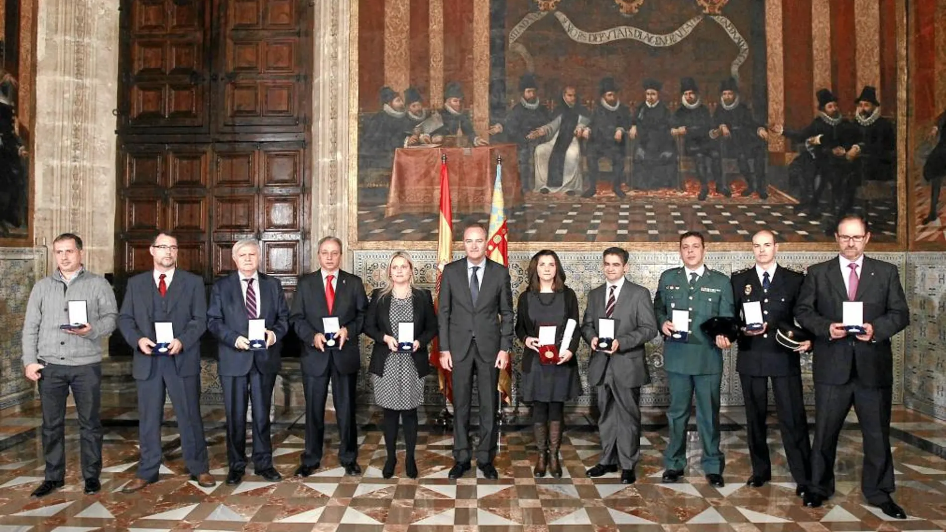 El presidente de la Generalitat, ayer con todos los premiados con las altas distinciones