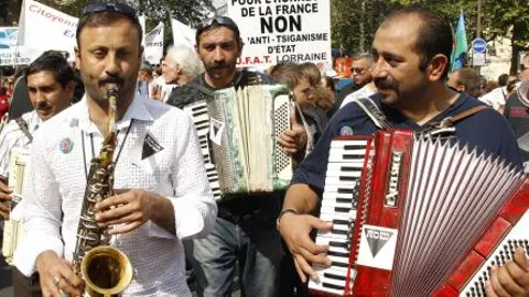 Manifestación en Paris, contra la política de inmigración y seguridad del gobierno contra los gitanos.