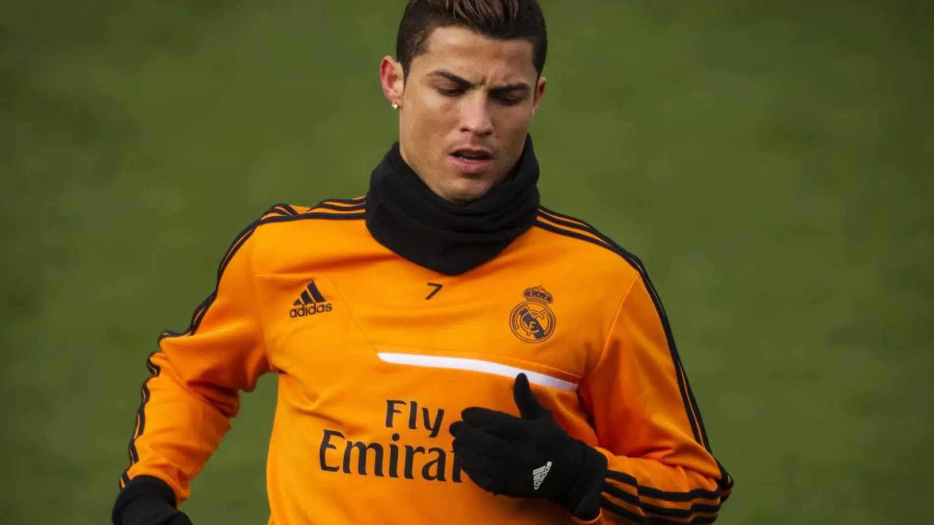 Cristiano aterrizó anoche con el Balón de Oro, durmió, se entrenó y mañana jugará en El Sadar