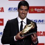El delantero uruguayo Luis Suárez posa con la ‘Bota de Oro’