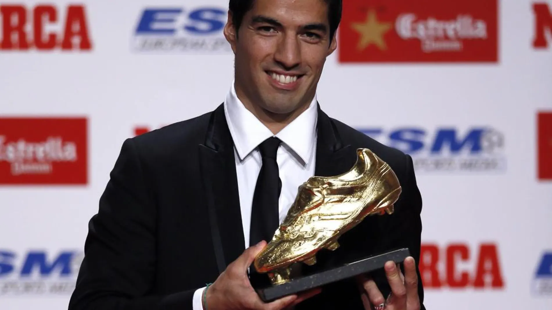El delantero uruguayo Luis Suárez posa con la ‘Bota de Oro’
