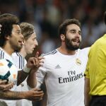 Los jugadores del Real Madrid protestan al colegiado Undiano Mallenco en el clásico del Bernabéu