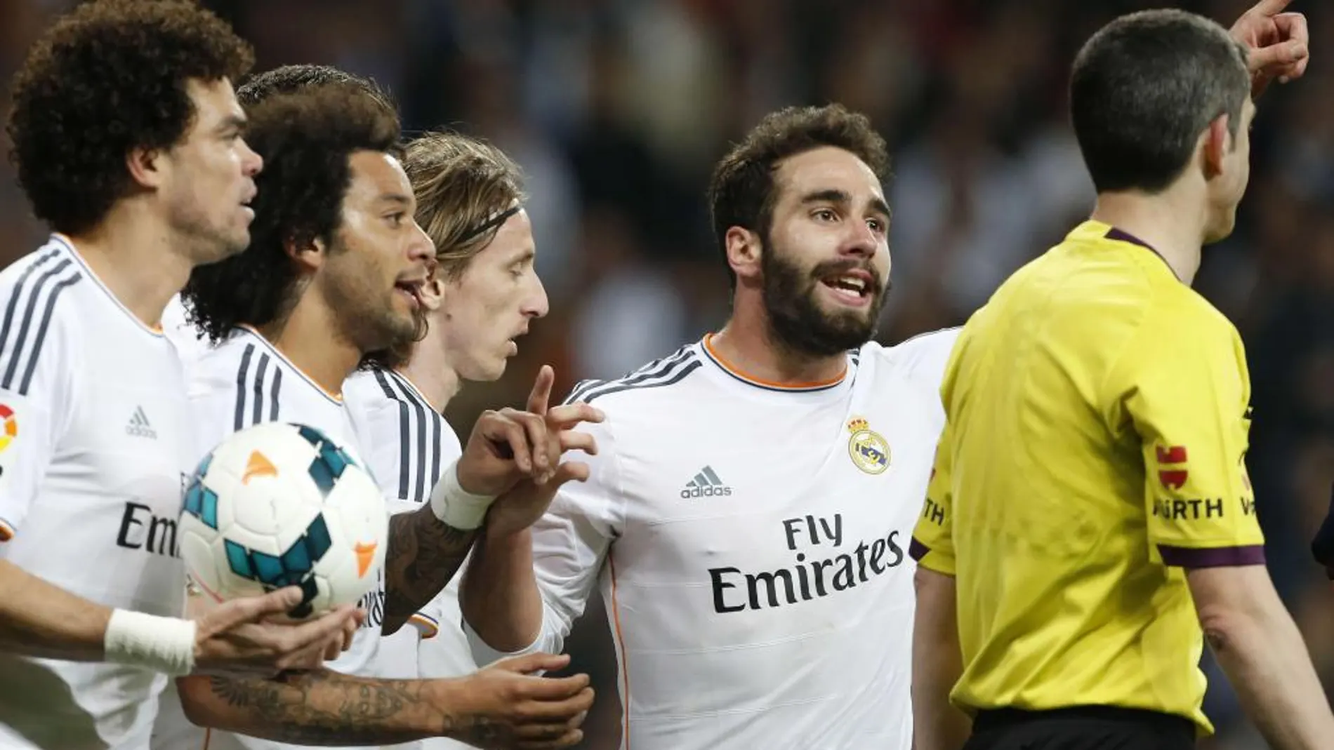Los jugadores del Real Madrid protestan al colegiado Undiano Mallenco en el clásico del Bernabéu