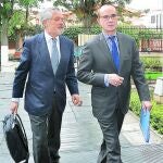 El embajador de España en Bolivia, Ángel Vázquez, y el asesor jurídico de REE