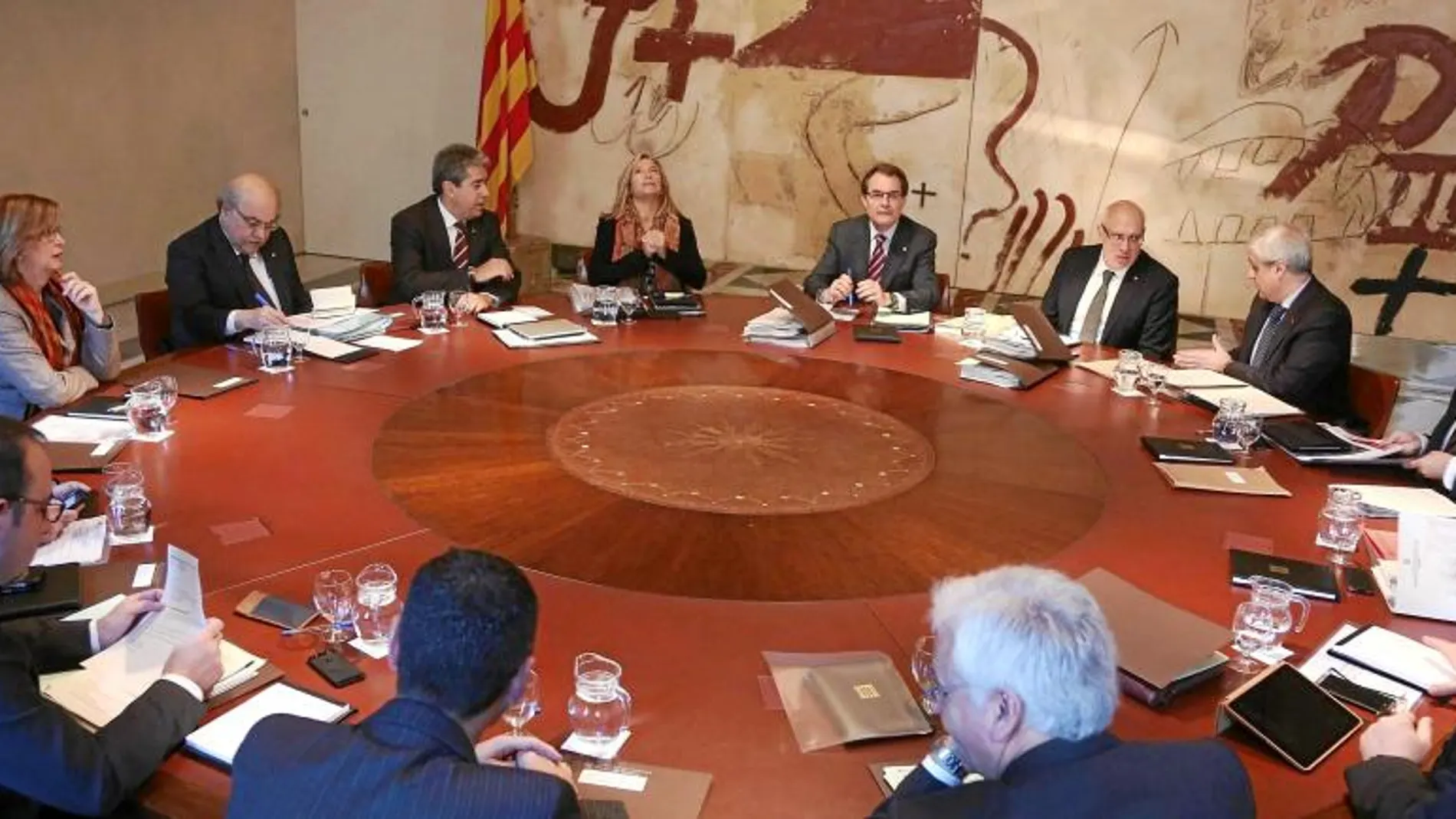 Artur Mas tiene un as guardado bajo la manga para satisfacer a ERC, ICV y Unió, plantear una pregunta como la que encabezaba la marcha de la Diada en la que participaron todos, si Cataluña debe ser un nuevo estado de Europa