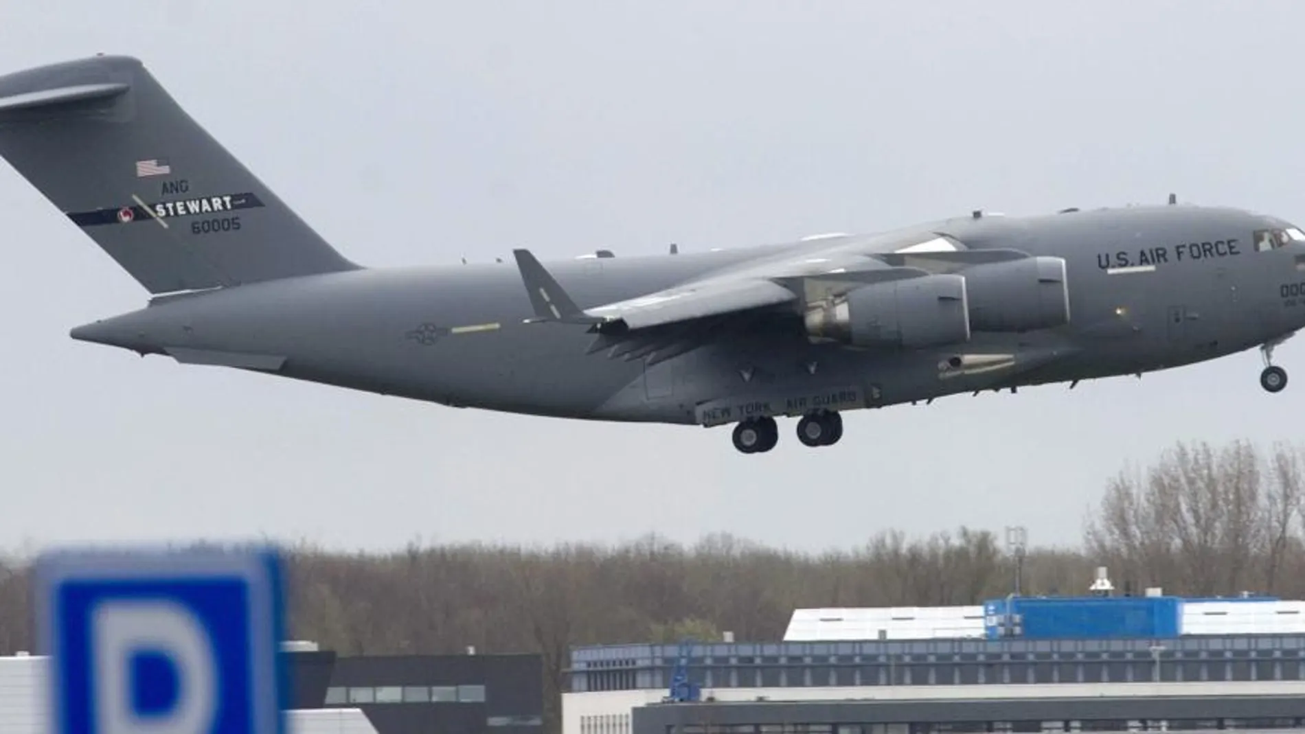 Un avión militar de Estados Unidos en el aeropuerto de Schipol, en Amsterdam, donde está previsto que llegue mañana Obama.