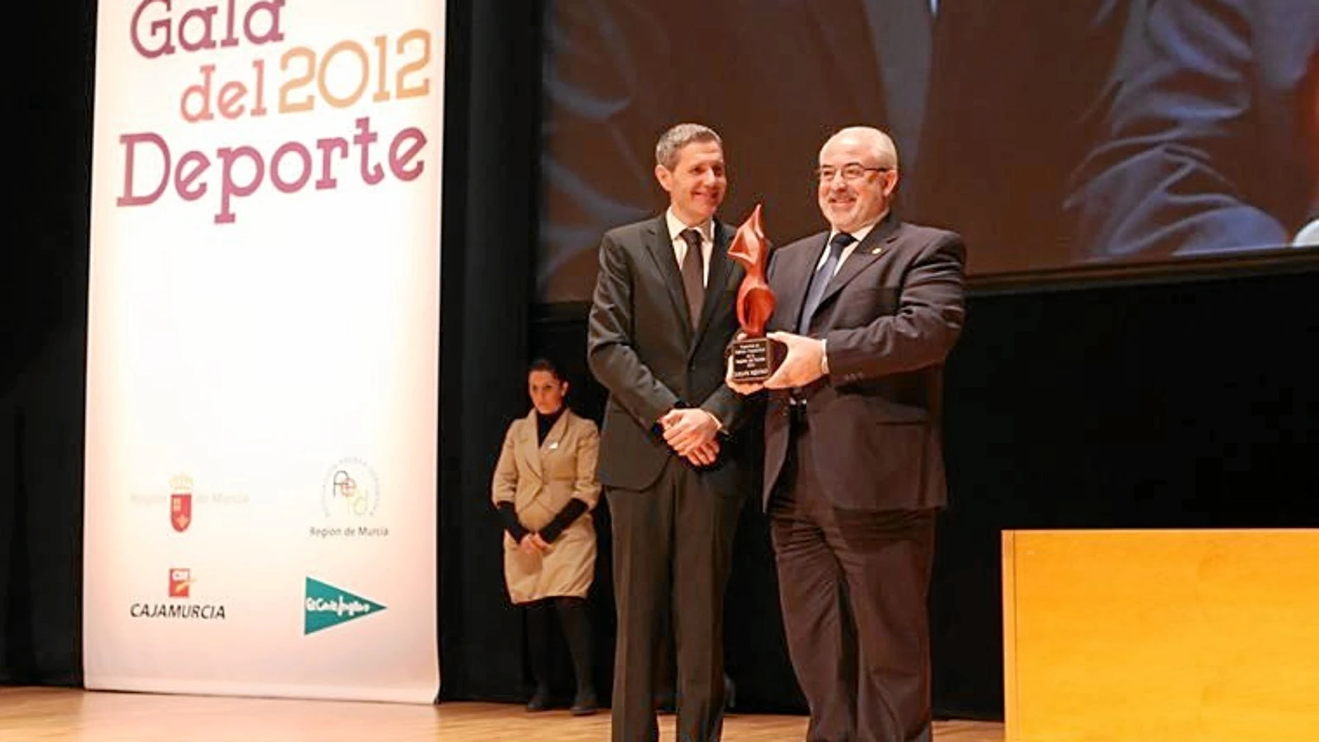 El presidente de la UCAM, José Luis Mendoza, recoge un premio de la Gala del Deporte de la Región