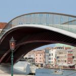 Vista general del puente de la Constitución de Venecia