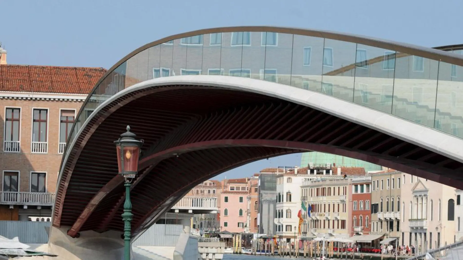 Vista general del puente de la Constitución de Venecia