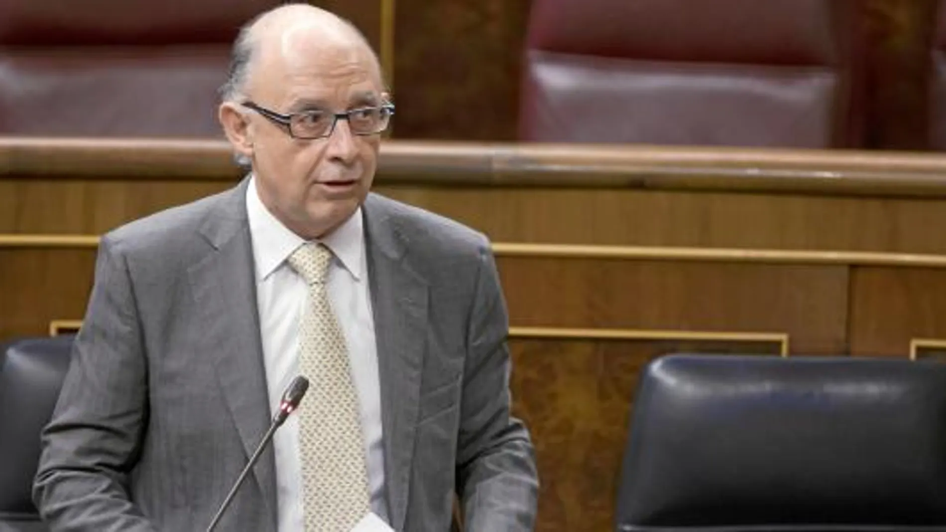 El ministro de Hacienda, Cristóbal Montoro, ayer en el Congreso