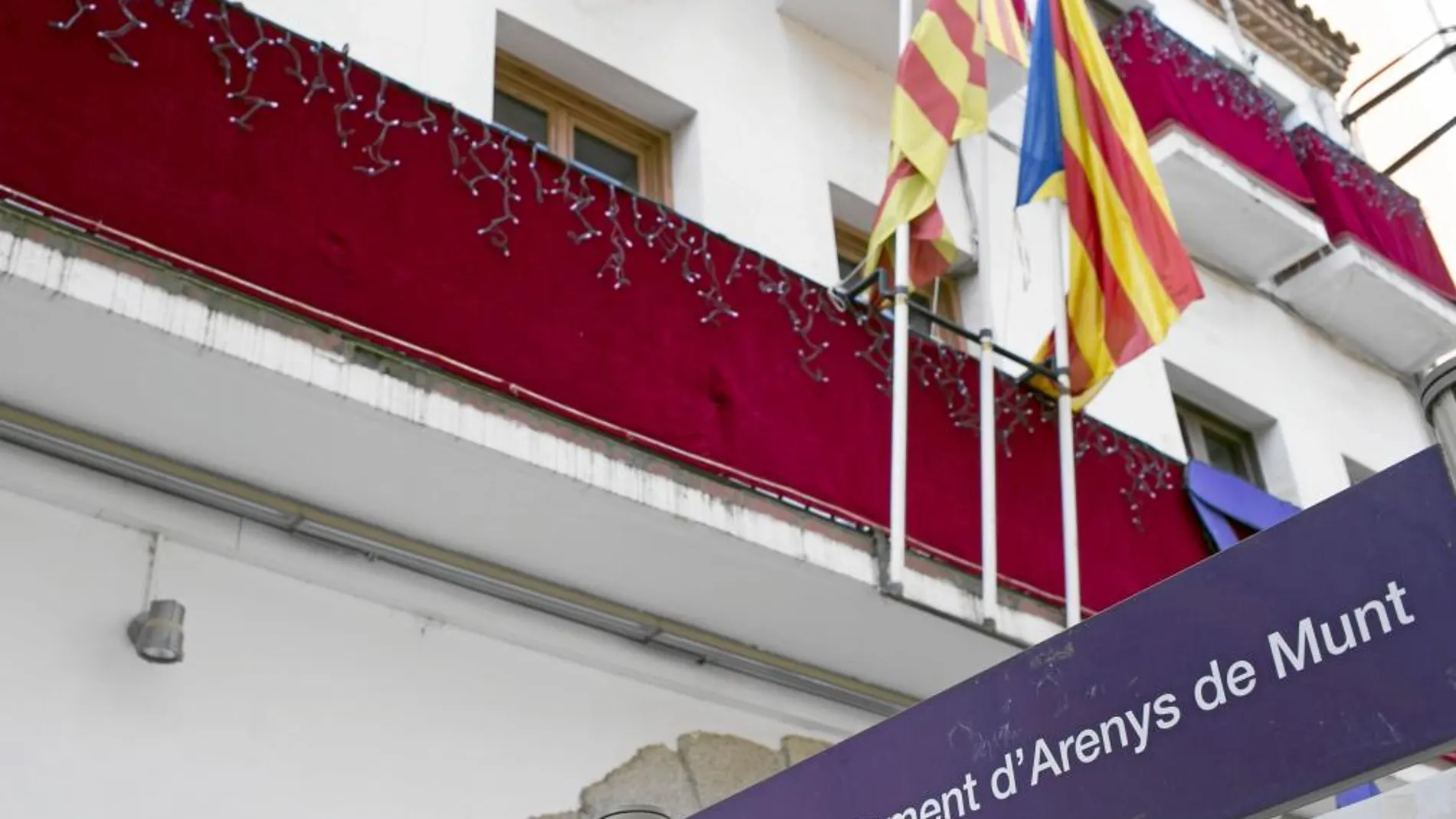 Bandera independentista colgada en el balcón del Ayuntamiento de Arenys de Munt junto a la senyera el día de las elecciones autonómicas