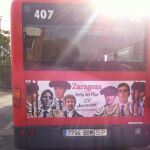 Imagen de un autobús en Zaragoza con los carteles de la feria