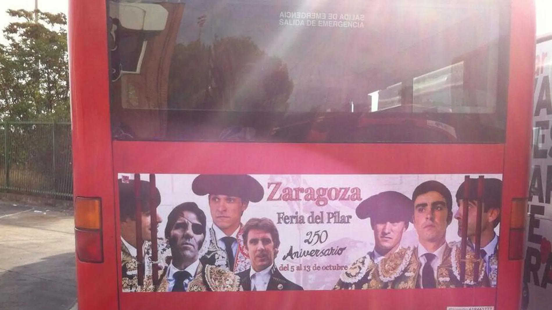 Imagen de un autobús en Zaragoza con los carteles de la feria