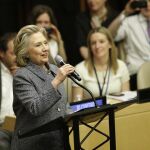 Hillary Clinton pronuncia un discurso durante un foro sobre mujeres de la ONU en Nueva York.