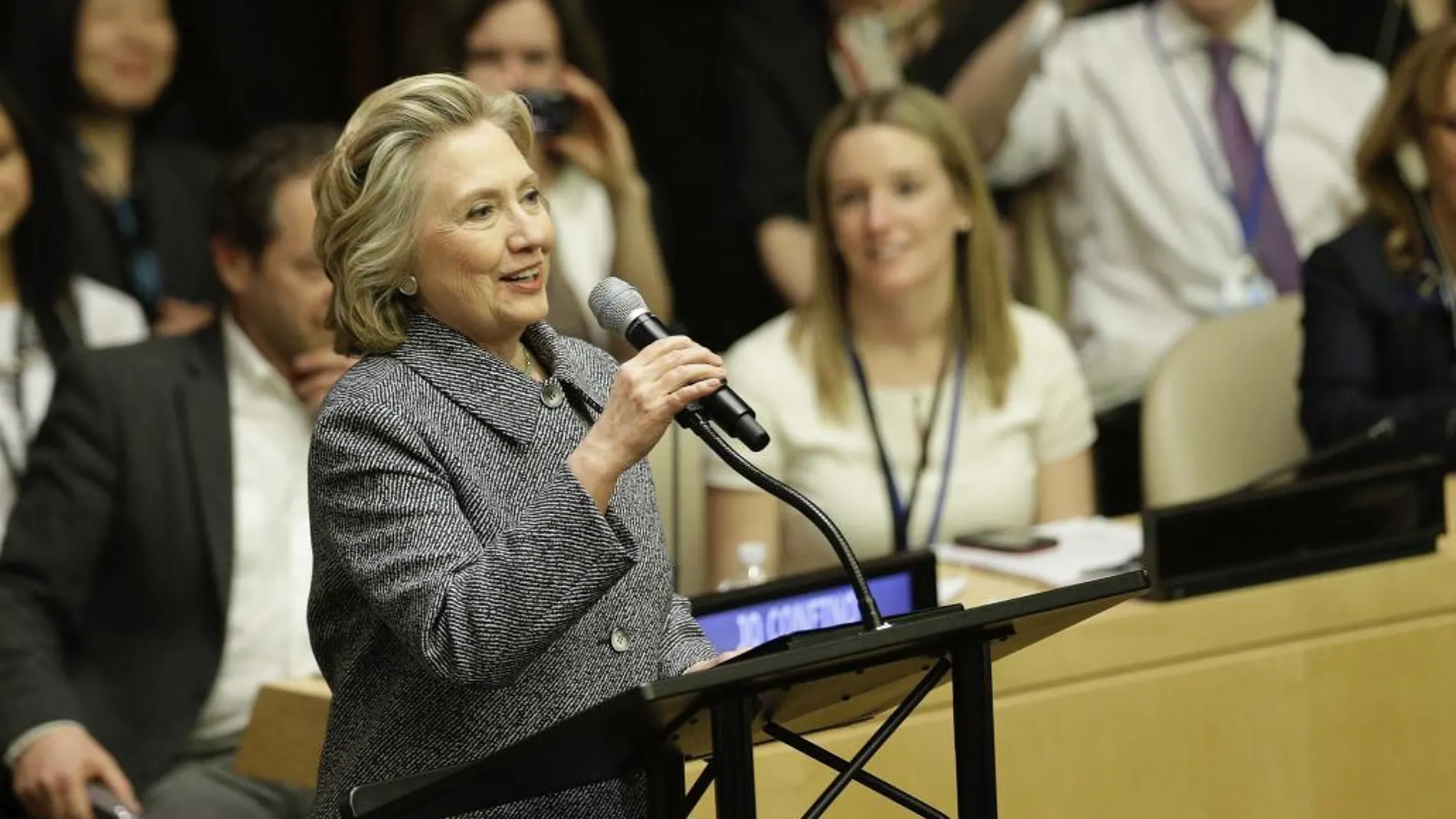Hillary Clinton pronuncia un discurso durante un foro sobre mujeres de la ONU en Nueva York.